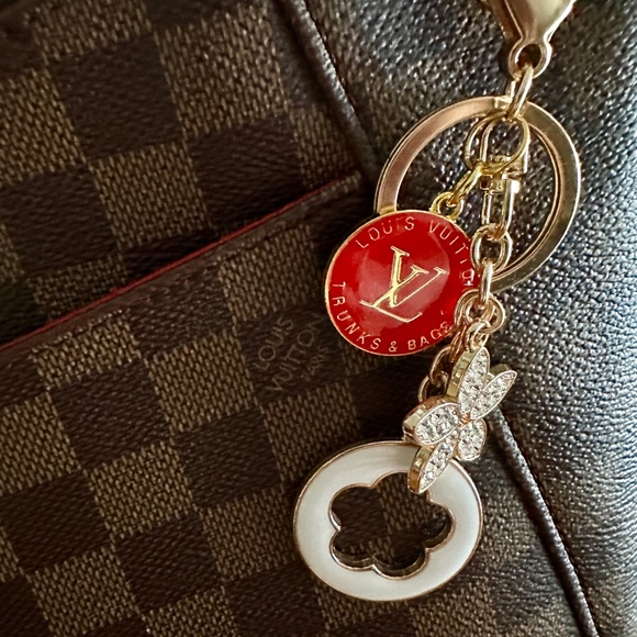 Louis Vuitton South Bank Besace Crossbody - Picture 14 of 17